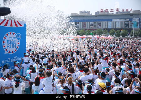 Shenyan, Shenyan, China. 18 Juni, 2018. Shenyang, China, 18. Juni 2018: Die Menschen nehmen an der Blase laufen in Shenyang, Provinz Liaoning im Nordosten Chinas. Credit: SIPA Asien/ZUMA Draht/Alamy leben Nachrichten Stockfoto