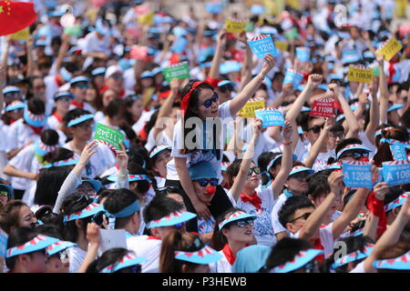 Shenyan, Shenyan, China. 18 Juni, 2018. Shenyang, China, 18. Juni 2018: Die Menschen nehmen an der Blase laufen in Shenyang, Provinz Liaoning im Nordosten Chinas. Credit: SIPA Asien/ZUMA Draht/Alamy leben Nachrichten Stockfoto