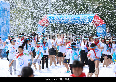 Shenyan, Shenyan, China. 18 Juni, 2018. Shenyang, China, 18. Juni 2018: Die Menschen nehmen an der Blase laufen in Shenyang, Provinz Liaoning im Nordosten Chinas. Credit: SIPA Asien/ZUMA Draht/Alamy leben Nachrichten Stockfoto