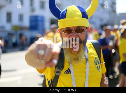 Nizhniy Novgorod, Russland. 18 Juni, 2018. Ein schwedischer Fan reagiert und beobachten, wie die Schweden vs Südkorea Spiel in der Fan Zone. Die FIFA Fußball-Weltmeisterschaft 2018 ist der 21. Fußball-Weltmeisterschaft, die am 14. Juni beginnt und endet am 15. Juli 2018 in Russland. Credit: Aleksey Fokin/SOPA Images/ZUMA Draht/Alamy leben Nachrichten Stockfoto