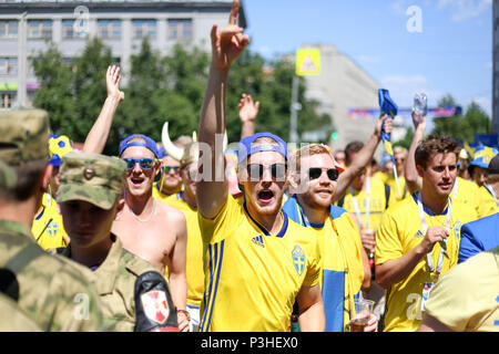 Nizhniy Novgorod, Russland. 18 Juni, 2018. Schwedische Fans reagiert und beobachten, wie die Schweden vs Südkorea Spiel in der Fan Zone. Die FIFA Fußball-Weltmeisterschaft 2018 ist der 21. Fußball-Weltmeisterschaft, die am 14. Juni beginnt und endet am 15. Juli 2018 in Russland. Credit: Aleksey Fokin/SOPA Images/ZUMA Draht/Alamy leben Nachrichten Stockfoto