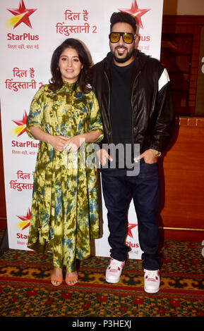 Sunidhi Chauhan indischen Wiedergabe Sänger und Rapper Badshah dar bei der Einführung von Star Plus neue singen Reality Show "il Hai Hindustani 2' im Hotel JW, Juhu in Mumbai. Stockfoto