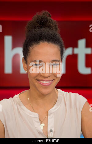 Köln, Deutschland. 18 Juni, 2018. Celia SASIC, CÀ © lia Å‡aÅ¡iA, ehemaliger nationaler Fußballspieler; DFB-integration Botschafter, Porträt, portrÃ t, Porträt, 7/8-Einzelbild, einzigen Motiv, "hart aber fair", TV-Show, Talkshow, Thema: "Der Ball rollt, ist immer noch alles drin: Viel Spaß mit der WM in Russland?", 18.06.2018, | Nutzung der weltweiten Kredit: dpa/Alamy leben Nachrichten Stockfoto