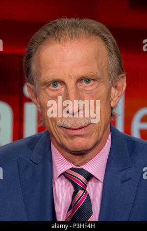 Köln, Deutschland. 18 Juni, 2018. Christoph Daum, Fußballtrainer und ehemaliger Profifußballer, Porträt, Porträt, Porträt, 7/8-Einzelbild, einziges Motiv, "hart aber fair", TV-Show, Talkshow, Thema: "Der Ball rollt, ist immer noch alles im it: Viel Spuk mit der Fußball-WM in Russland?", 18.06.2018, | Nutzung der weltweiten Kredit: dpa/Alamy leben Nachrichten Stockfoto