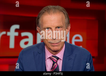 Köln, Deutschland. 18 Juni, 2018. Christoph Daum, Fußballtrainer und ehemaliger Profifußballer, Porträt, Porträt, Porträt, 7/8-Einzelbild, einziges Motiv, "hart aber fair", TV-Show, Talkshow, Thema: "Der Ball rollt, ist immer noch alles im it: Viel Spuk mit der Fußball-WM in Russland?", 18.06.2018, | Nutzung der weltweiten Kredit: dpa/Alamy leben Nachrichten Stockfoto