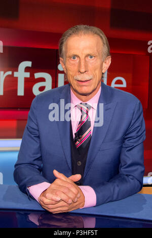 Köln, Deutschland. 18 Juni, 2018. Christoph Daum, Fußballtrainer und ehemaliger Profifußballer, Porträt, Porträt, Porträt, 7/8-Einzelbild, einziges Motiv, "hart aber fair", TV-Show, Talkshow, Thema: "Der Ball rollt, ist immer noch alles im it: Viel Spuk mit der Fußball-WM in Russland?", 18.06.2018, | Nutzung der weltweiten Kredit: dpa/Alamy leben Nachrichten Stockfoto