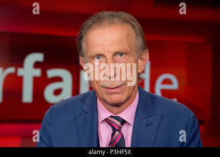 Köln, Deutschland. 18 Juni, 2018. Christoph Daum, Fußballtrainer und ehemaliger Profifußballer, Porträt, Porträt, Porträt, 7/8-Einzelbild, einziges Motiv, "hart aber fair", TV-Show, Talkshow, Thema: "Der Ball rollt, ist immer noch alles im it: Viel Spuk mit der Fußball-WM in Russland?", 18.06.2018, | Nutzung der weltweiten Kredit: dpa/Alamy leben Nachrichten Stockfoto