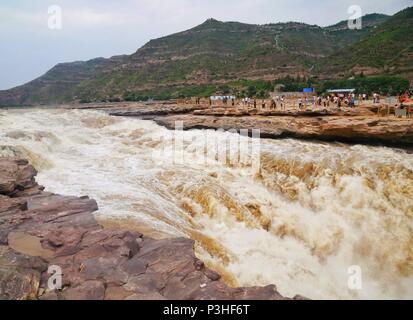 Juni 18, 2018 - Yan'An, Yan'an, China - Yan'an, China 18. Juni 2018: Der Hukou Wasserfall ist der größte Wasserfall auf den Gelben Fluss, China, der zweitgrößte Wasserfall in China (nach dem Huangguoshu Wasserfall), und die weltweit größte gelb Wasserfall. Es ist an der Kreuzung der Provinz Shanxi und Shaanxi Provinz. Credit: SIPA Asien/ZUMA Draht/Alamy leben Nachrichten Stockfoto