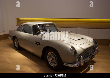 London, Großbritannien. 19 Juni, 2018. Der ultimative Bond Auto - die 1965 Aston Martin DB 5 von James Bond (Pierce Brosnan) in den 1995 motion picture GoldenEye - führt Bonhams Foto aufrufen. Bei £ 1,200,000-1, 600.000 geschätzt. Der DB5 ist zum Synonym für James Bond geworden, und dieses Beispiel im berühmten Eröffnung Verfolgungsjagd von GoldenEye wo Bond Würfel mit Bogen villainess Xenia Onatopp in Ihrem Ferrari durch die Hügel über Monaco. Wenn Sie von dem derzeitigen Eigentümer in 2001 gekauft, das Auto wurde das wertvollste Stück der Bond Memorabilien jemals verkauft. Credit: Keith Larby/Alamy leben Nachrichten Stockfoto