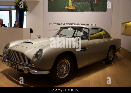 London, Großbritannien. 19 Juni, 2018. Der ultimative Bond Auto - die 1965 Aston Martin DB 5 von James Bond (Pierce Brosnan) in den 1995 motion picture GoldenEye - führt Bonhams Foto aufrufen. Bei £ 1,200,000-1, 600.000 geschätzt. Der DB5 ist zum Synonym für James Bond geworden, und dieses Beispiel im berühmten Eröffnung Verfolgungsjagd von GoldenEye wo Bond Würfel mit Bogen villainess Xenia Onatopp in Ihrem Ferrari durch die Hügel über Monaco. Wenn Sie von dem derzeitigen Eigentümer in 2001 gekauft, das Auto wurde das wertvollste Stück der Bond Memorabilien jemals verkauft. Credit: Keith Larby/Alamy leben Nachrichten Stockfoto