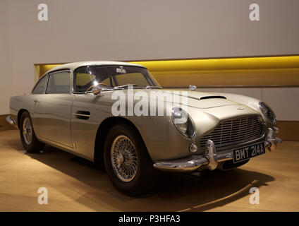 London, Großbritannien. 19 Juni, 2018. Der ultimative Bond Auto - die 1965 Aston Martin DB 5 von James Bond (Pierce Brosnan) in den 1995 motion picture GoldenEye - führt Bonhams Foto aufrufen. Bei £ 1,200,000-1, 600.000 geschätzt. Der DB5 ist zum Synonym für James Bond geworden, und dieses Beispiel im berühmten Eröffnung Verfolgungsjagd von GoldenEye wo Bond Würfel mit Bogen villainess Xenia Onatopp in Ihrem Ferrari durch die Hügel über Monaco. Wenn Sie von dem derzeitigen Eigentümer in 2001 gekauft, das Auto wurde das wertvollste Stück der Bond Memorabilien jemals verkauft. Credit: Keith Larby/Alamy leben Nachrichten Stockfoto