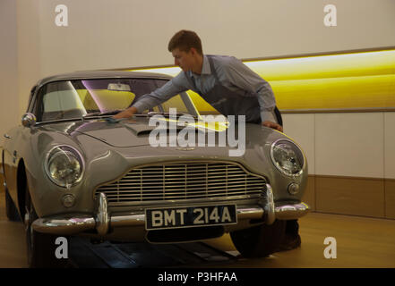 London, Großbritannien. 19 Juni, 2018. Der ultimative Bond Auto - die 1965 Aston Martin DB 5 von James Bond (Pierce Brosnan) in den 1995 motion picture GoldenEye - führt Bonhams Foto aufrufen. Bei £ 1,200,000-1, 600.000 geschätzt. Der DB5 ist zum Synonym für James Bond geworden, und dieses Beispiel im berühmten Eröffnung Verfolgungsjagd von GoldenEye wo Bond Würfel mit Bogen villainess Xenia Onatopp in Ihrem Ferrari durch die Hügel über Monaco. Wenn Sie von dem derzeitigen Eigentümer in 2001 gekauft, das Auto wurde das wertvollste Stück der Bond Memorabilien jemals verkauft. Credit: Keith Larby/Alamy leben Nachrichten Stockfoto