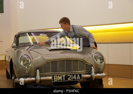 London, Großbritannien. 19 Juni, 2018. Der ultimative Bond Auto - die 1965 Aston Martin DB 5 von James Bond (Pierce Brosnan) in den 1995 motion picture GoldenEye - führt Bonhams Foto aufrufen. Bei £ 1,200,000-1, 600.000 geschätzt. Der DB5 ist zum Synonym für James Bond geworden, und dieses Beispiel im berühmten Eröffnung Verfolgungsjagd von GoldenEye wo Bond Würfel mit Bogen villainess Xenia Onatopp in Ihrem Ferrari durch die Hügel über Monaco. Wenn Sie von dem derzeitigen Eigentümer in 2001 gekauft, das Auto wurde das wertvollste Stück der Bond Memorabilien jemals verkauft. Credit: Keith Larby/Alamy leben Nachrichten Stockfoto