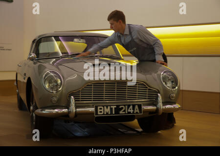 London, Großbritannien. 19 Juni, 2018. Der ultimative Bond Auto - die 1965 Aston Martin DB 5 von James Bond (Pierce Brosnan) in den 1995 motion picture GoldenEye - führt Bonhams Foto aufrufen. Bei £ 1,200,000-1, 600.000 geschätzt. Der DB5 ist zum Synonym für James Bond geworden, und dieses Beispiel im berühmten Eröffnung Verfolgungsjagd von GoldenEye wo Bond Würfel mit Bogen villainess Xenia Onatopp in Ihrem Ferrari durch die Hügel über Monaco. Wenn Sie von dem derzeitigen Eigentümer in 2001 gekauft, das Auto wurde das wertvollste Stück der Bond Memorabilien jemals verkauft. Credit: Keith Larby/Alamy leben Nachrichten Stockfoto