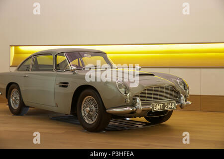 London, Großbritannien. 19 Juni, 2018. Der ultimative Bond Auto - die 1965 Aston Martin DB 5 von James Bond (Pierce Brosnan) in den 1995 motion picture GoldenEye - führt Bonhams Foto aufrufen. Bei £ 1,200,000-1, 600.000 geschätzt. Der DB5 ist zum Synonym für James Bond geworden, und dieses Beispiel im berühmten Eröffnung Verfolgungsjagd von GoldenEye wo Bond Würfel mit Bogen villainess Xenia Onatopp in Ihrem Ferrari durch die Hügel über Monaco. Wenn Sie von dem derzeitigen Eigentümer in 2001 gekauft, das Auto wurde das wertvollste Stück der Bond Memorabilien jemals verkauft. Credit: Keith Larby/Alamy leben Nachrichten Stockfoto