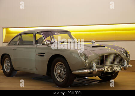 London, Großbritannien. 19 Juni, 2018. Der ultimative Bond Auto - die 1965 Aston Martin DB 5 von James Bond (Pierce Brosnan) in den 1995 motion picture GoldenEye - führt Bonhams Foto aufrufen. Bei £ 1,200,000-1, 600.000 geschätzt. Der DB5 ist zum Synonym für James Bond geworden, und dieses Beispiel im berühmten Eröffnung Verfolgungsjagd von GoldenEye wo Bond Würfel mit Bogen villainess Xenia Onatopp in Ihrem Ferrari durch die Hügel über Monaco. Wenn Sie von dem derzeitigen Eigentümer in 2001 gekauft, das Auto wurde das wertvollste Stück der Bond Memorabilien jemals verkauft. Credit: Keith Larby/Alamy leben Nachrichten Stockfoto