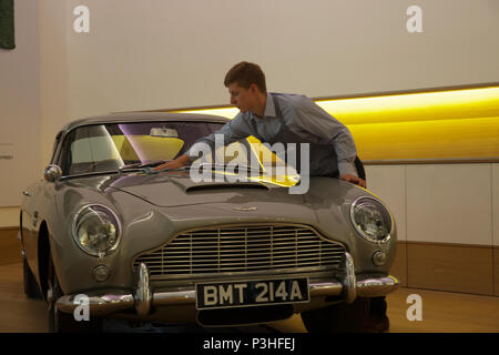 London, Großbritannien. 19 Juni, 2018. Der ultimative Bond Auto - die 1965 Aston Martin DB 5 von James Bond (Pierce Brosnan) in den 1995 motion picture GoldenEye - führt Bonhams Foto aufrufen. Bei £ 1,200,000-1, 600.000 geschätzt. Der DB5 ist zum Synonym für James Bond geworden, und dieses Beispiel im berühmten Eröffnung Verfolgungsjagd von GoldenEye wo Bond Würfel mit Bogen villainess Xenia Onatopp in Ihrem Ferrari durch die Hügel über Monaco. Wenn Sie von dem derzeitigen Eigentümer in 2001 gekauft, das Auto wurde das wertvollste Stück der Bond Memorabilien jemals verkauft. Credit: Keith Larby/Alamy leben Nachrichten Stockfoto