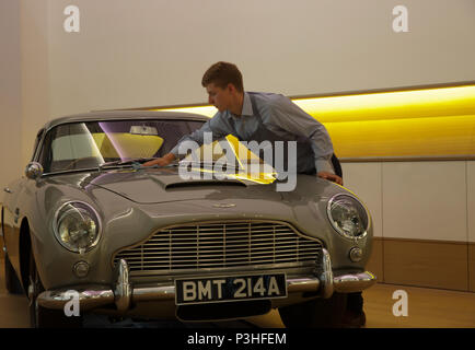 London, Großbritannien. 19 Juni, 2018. Der ultimative Bond Auto - die 1965 Aston Martin DB 5 von James Bond (Pierce Brosnan) in den 1995 motion picture GoldenEye - führt Bonhams Foto aufrufen. Bei £ 1,200,000-1, 600.000 geschätzt. Der DB5 ist zum Synonym für James Bond geworden, und dieses Beispiel im berühmten Eröffnung Verfolgungsjagd von GoldenEye wo Bond Würfel mit Bogen villainess Xenia Onatopp in Ihrem Ferrari durch die Hügel über Monaco. Wenn Sie von dem derzeitigen Eigentümer in 2001 gekauft, das Auto wurde das wertvollste Stück der Bond Memorabilien jemals verkauft. Credit: Keith Larby/Alamy leben Nachrichten Stockfoto