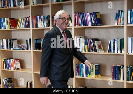 Brüssel, Belgien. 19. Jun 2018. Fofi Gennimata, Präsident der Bewegung für Veränderung (KINAL) Partei und Mitglied des griechischen Parlaments, des Präsidenten der Europäischen Kommission, Jean-Claude Juncker vor einer Sitzung begrüßte. Alexandros Michailidis/Alamy leben Nachrichten Stockfoto