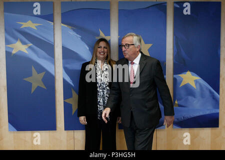 Brüssel, Belgien. 19. Jun 2018. Fofi Gennimata, Präsident der Bewegung für Veränderung (KINAL) Partei und Mitglied des griechischen Parlaments, des Präsidenten der Europäischen Kommission, Jean-Claude Juncker vor einer Sitzung begrüßte. Alexandros Michailidis/Alamy leben Nachrichten Stockfoto