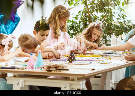 Das Mosaik puzzle Kunst für Kinder, kreative Kinder spiel. Die Hände spielen Mosaik am Tisch. Farbenfrohe bunte Details schliessen. Kreativität, Stockfoto