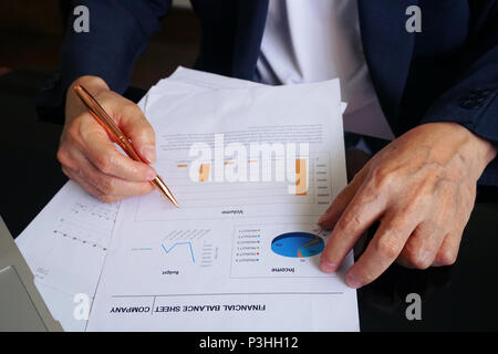 Enge geschäftliche Mann schreiben auf Dokument. Stockfoto