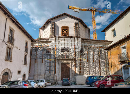 Gebäude beschädigt 2009 L'Aquila Erdbeben, von Metallträgern, Gerüste geschützt, 2018, im historischen Zentrum von L'Aquila, Abruzzen, Italien Stockfoto