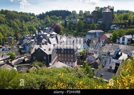 Deutschland, Eifel, die Stadt Monschau, Blick auf die historische Stadt am Fluss Rur. Deutschland, Eifel, in der Innenstadt von Monschau, Blick au Stockfoto