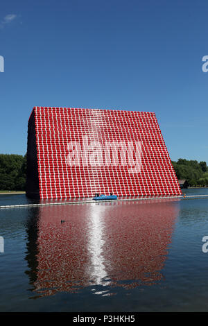 Bild zeigt: Die mastaba - eine Pyramide ohne Spitze - ist eine festhaltene Anwesenheit über dem Wasser der Serpentine im Hyde Park enthüllt von Künstler Chris Stockfoto