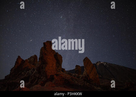Nachthimmel mit vielen glänzenden Sterne über Roques de Garcia Stein. Nacht in der Nationalpark Teide, Teneriffa, Kanarische Inseln, Spanien. Cosmos Hintergrund Stockfoto