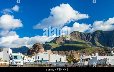 Charmante weiße Dorf Agaete in herrlicher Bergwelt Landschaft, Gran Canaria, Kanarische lslands. Travel Concept Stockfoto