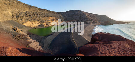 Großes Panorama von einem schwarzen Strand, vulkanischen Krater mit grüner See (El Lago Verde, Charco de Los Clicos) in El Golfo. Lanzarote. Kanarischen Inseln. Spanien Stockfoto