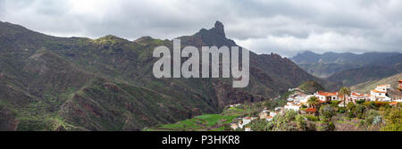 Schöne Panoramasicht auf die Berge und das Dorf Tejeda in Gran Canaria, Spanien. Natur Hintergrund. Travel Concept Stockfoto