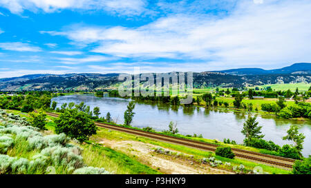 Flutstadium des North Thompson River zwischen Clearwater und wenig Fort in British Columbia, Kanada im Frühjahr laufen in den Cariboo Mountains Stockfoto