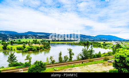 Flutstadium des North Thompson River zwischen Clearwater und wenig Fort in British Columbia, Kanada im Frühjahr laufen in den Cariboo Mountains Stockfoto