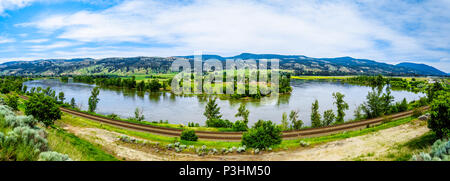 Flutstadium des North Thompson River zwischen Clearwater und wenig Fort in British Columbia, Kanada im Frühjahr laufen in den Cariboo Mountains Stockfoto