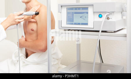 Stoßwellentherapie. Das magnetische Feld, Rehabilitation. Stockfoto