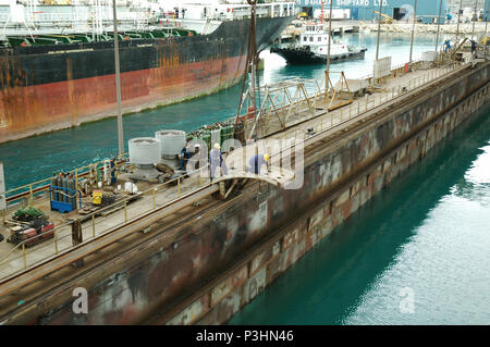 Werftarbeiter an Freeport-Shipyard, Grand Bahama Island. März 17, 2003 - freien Port, Bahamas Stockfoto