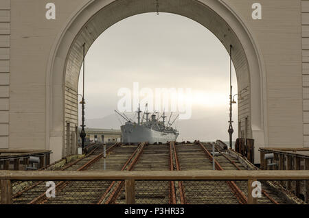 SS Jeremiah O'Brien Kriegsschiff Ruinen durch Pier 39 Fähre Arch. Stockfoto