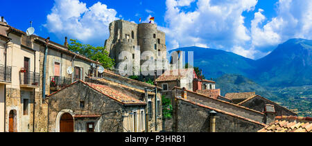 Beeindruckende mittelalterliche Burg in Morano Calabro, Kalabrien, Italien. Stockfoto