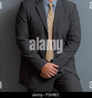 7/8 Kopf Mann in einem smart Anzug mit Hände zusammen Stockfoto