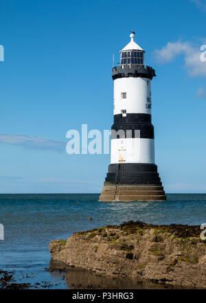 Trwyn Du Leuchtturm ist ein Leuchtturm zwischen den schwarzen Punkt in der Nähe von Penmon und Ynys Seriol oder Puffin Island, am östlichen Ende des Anglesey, Kennzeichnung t Stockfoto