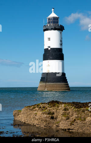 Trwyn Du Leuchtturm ist ein Leuchtturm zwischen den schwarzen Punkt in der Nähe von Penmon und Ynys Seriol oder Puffin Island, am östlichen Ende des Anglesey, Kennzeichnung t Stockfoto