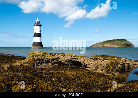 Trwyn Du Leuchtturm ist ein Leuchtturm zwischen den schwarzen Punkt in der Nähe von Penmon und Ynys Seriol oder Puffin Island, am östlichen Ende des Anglesey, Kennzeichnung t Stockfoto