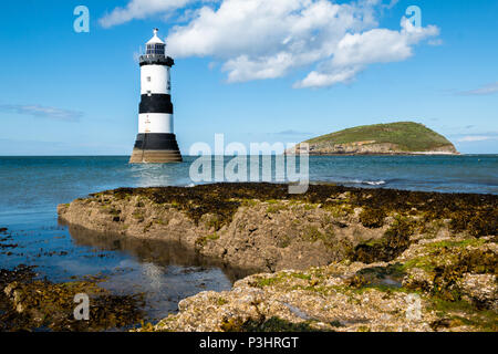 Trwyn Du Leuchtturm ist ein Leuchtturm zwischen den schwarzen Punkt in der Nähe von Penmon und Ynys Seriol oder Puffin Island, am östlichen Ende des Anglesey, Kennzeichnung t Stockfoto