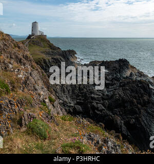 Tŵr Mawr Leuchtturm (bedeutet "Große Turm' auf Walisisch), auf Ynys Llanddwyn auf Anglesey, Wales, markiert den westlichen Eingang der Menai Strait. Stockfoto