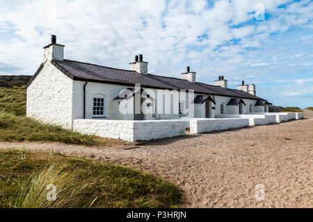 Die Reihe von vier kleinen Hütten auf llanddwyn Island war für die Piloten, die Boote in den Häfen entlang der Menaistraße navigieren gebaut. Dieser Text Stockfoto