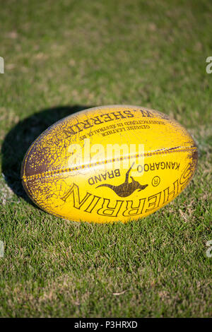 Austin, Texas/USA - Oktober 19, 2014: in den Vereinigten Staaten der Australian Football League Meisterschaft in Austin, Texas. Ein Fußball auf dem Spielfeld. Stockfoto