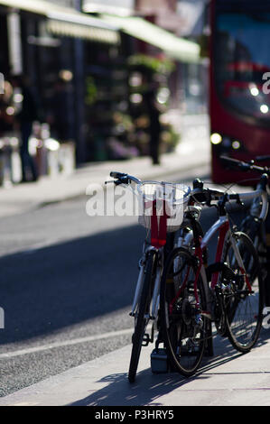 Fahrrad auf einer Straße in Stoke Newington, Hackney, London mit unscharfen Hintergrund und schönes Bokeh Stockfoto