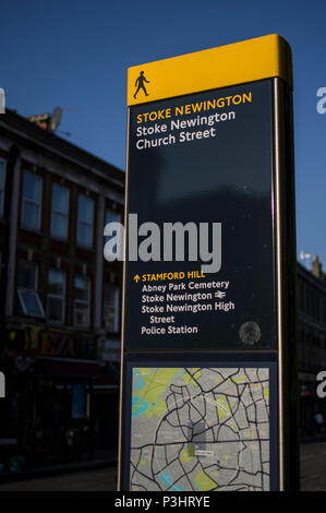 Stoke Newington Church Street hackney Stadtplan anzeigen Abney Park Friedhof und die Polizei mit einem blauen Himmel und Sonne Stockfoto